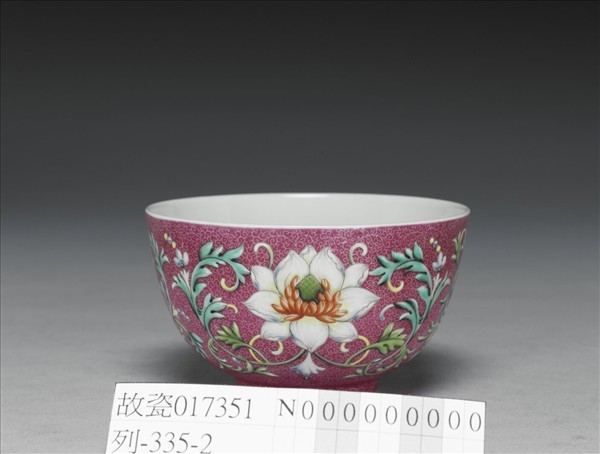洋彩洋紅地番蓮紋碗