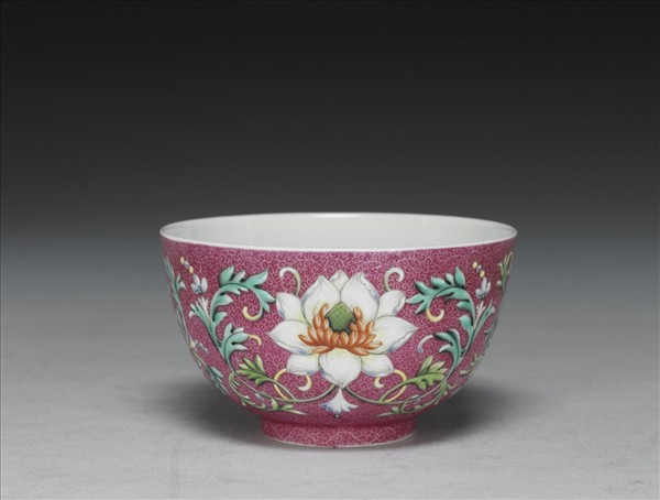 洋彩洋紅地番蓮紋碗