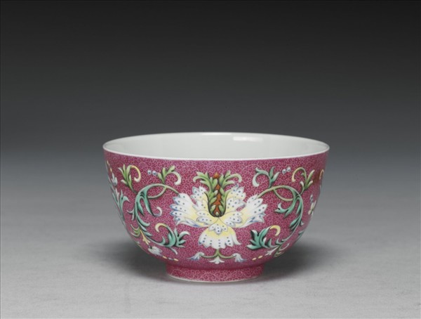 洋彩洋紅地番蓮紋碗