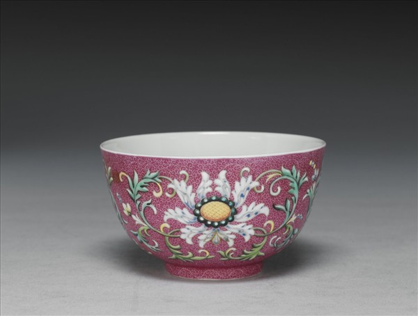 洋彩洋紅地番蓮紋碗
