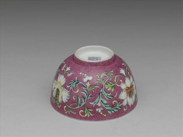 洋彩洋紅地番蓮紋碗