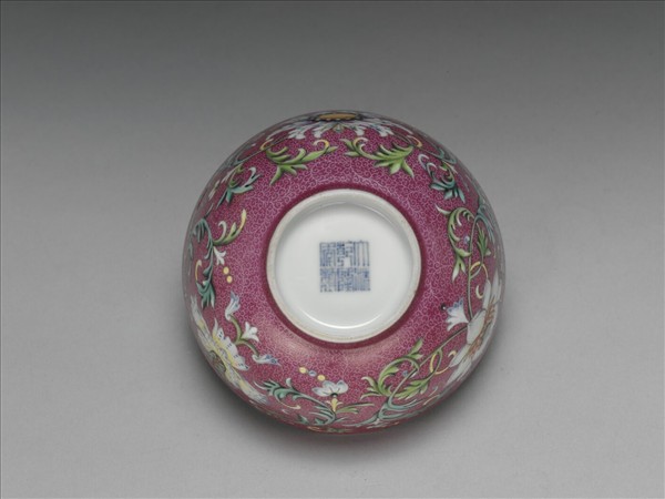 洋彩洋紅地番蓮紋碗