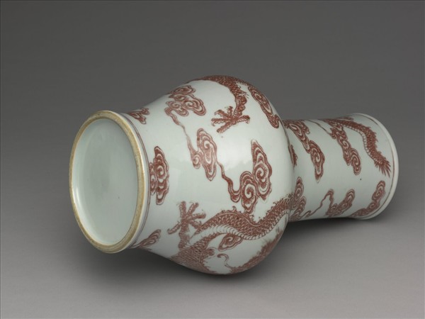 釉裡紅雲龍紋瓶