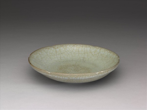 月白釉葵口盤