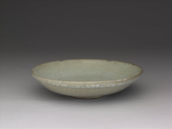 月白釉葵口盤