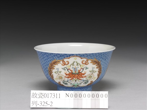 琺瑯彩藍地開光花卉小碗