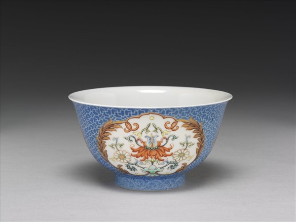 琺瑯彩藍地開光花卉小碗