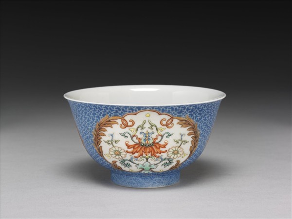 琺瑯彩藍地開光花卉小碗