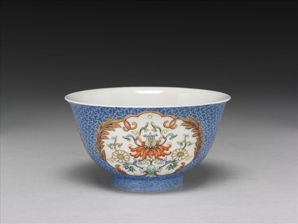 琺瑯彩藍地開光花卉小碗