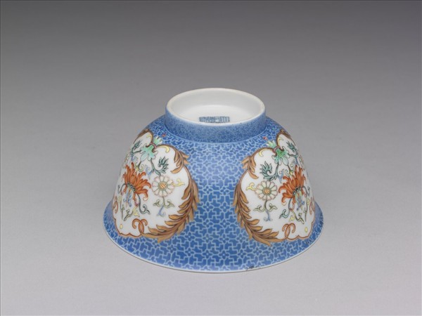 琺瑯彩藍地開光花卉小碗