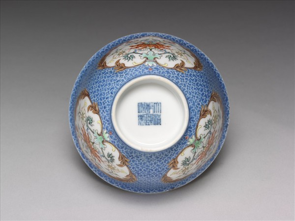 琺瑯彩藍地開光花卉小碗