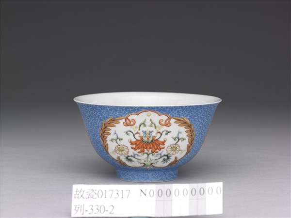 琺瑯彩藍地開光花卉小碗