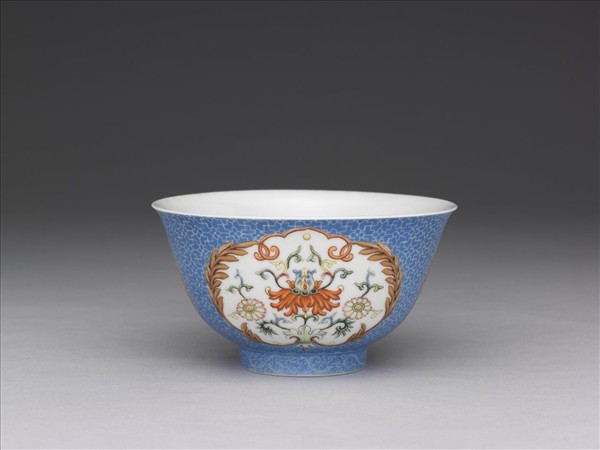 琺瑯彩藍地開光花卉小碗