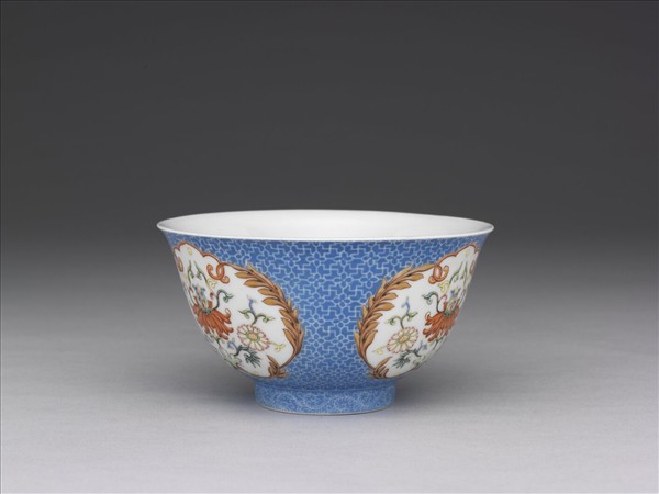 琺瑯彩藍地開光花卉小碗