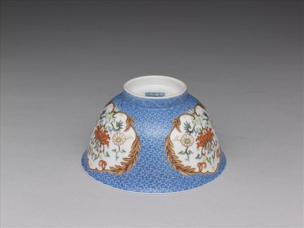 琺瑯彩藍地開光花卉小碗