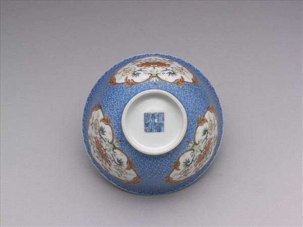 琺瑯彩藍地開光花卉小碗