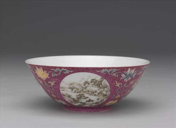 洋彩洋紅地開光四季山水碗