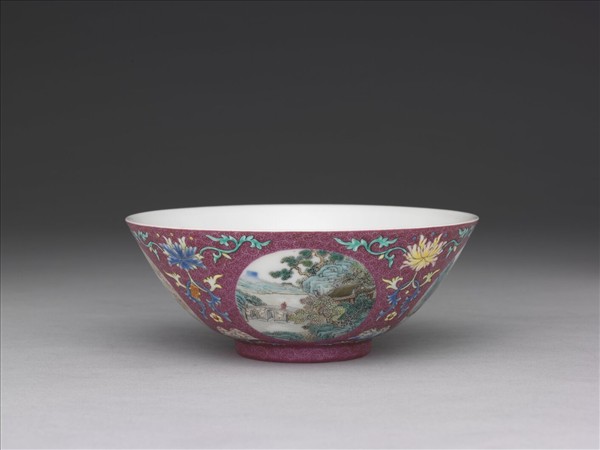 琺瑯彩紅錦地開光四季山水圖碗