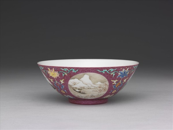 琺瑯彩紅錦地開光四季山水圖碗