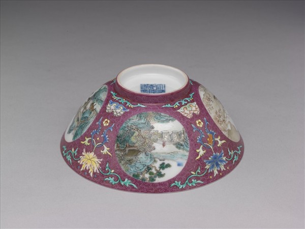 琺瑯彩紅錦地開光四季山水圖碗