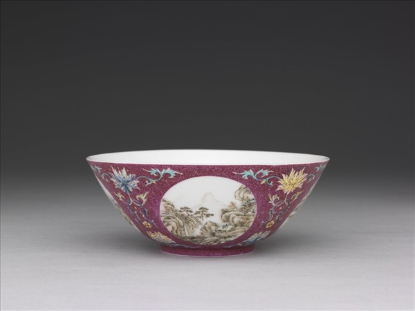 琺瑯彩紅錦地開光四季山水圖碗