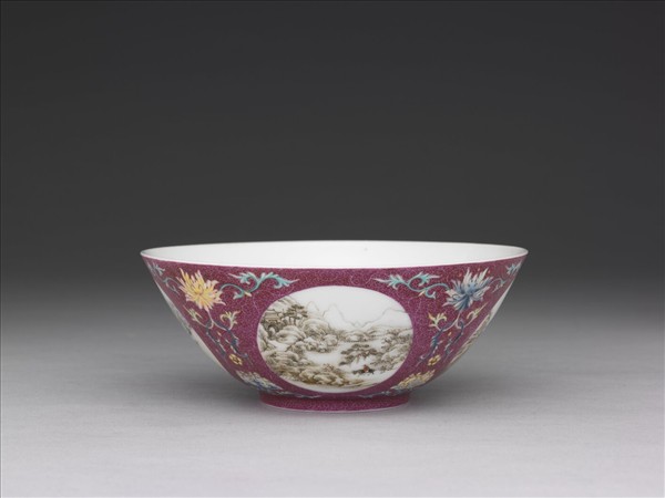 琺瑯彩紅錦地開光四季山水圖碗