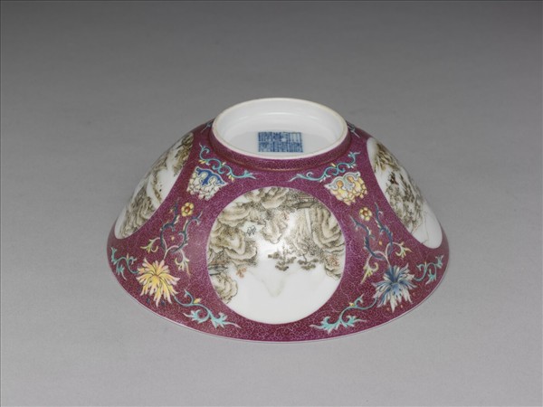 琺瑯彩紅錦地開光四季山水圖碗