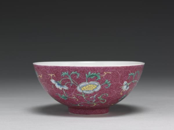 洋彩紅錦地花卉三多碗