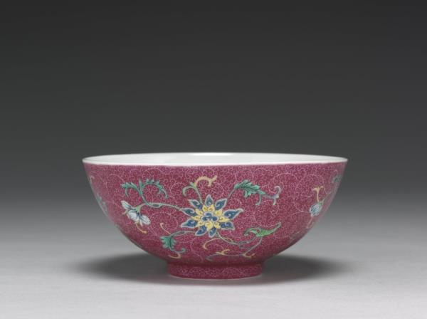 洋彩紅錦地花卉三多碗