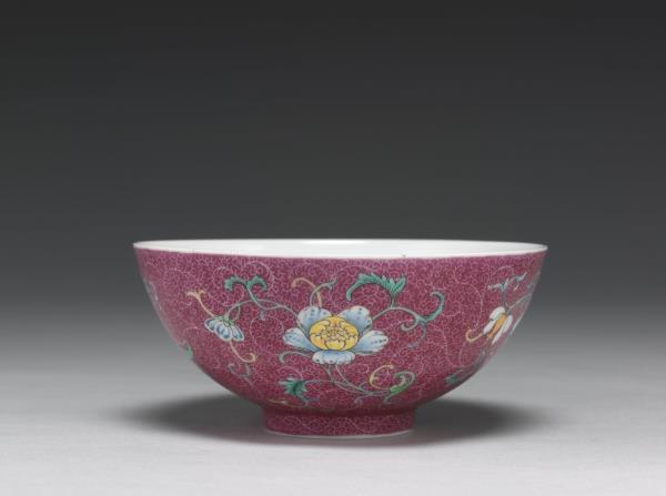 洋彩紅錦地花卉三多碗