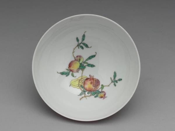 洋彩紅錦地花卉三多碗