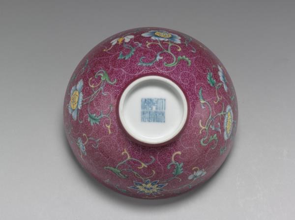 洋彩紅錦地花卉三多碗