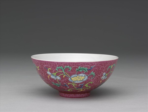 洋彩洋紅地花卉三多小碗