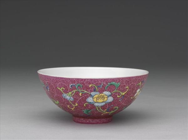 洋彩洋紅地花卉三多小碗