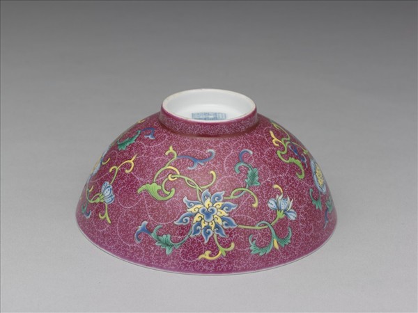 洋彩洋紅地花卉三多小碗