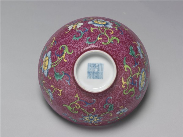 洋彩洋紅地花卉三多小碗