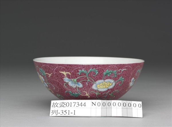 洋彩洋紅地花卉三多小碗