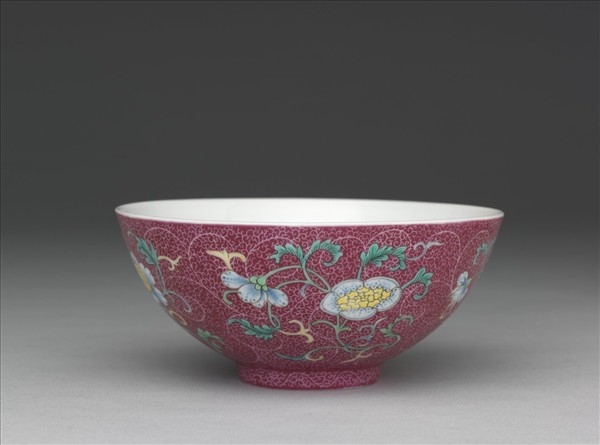 洋彩洋紅地花卉三多小碗