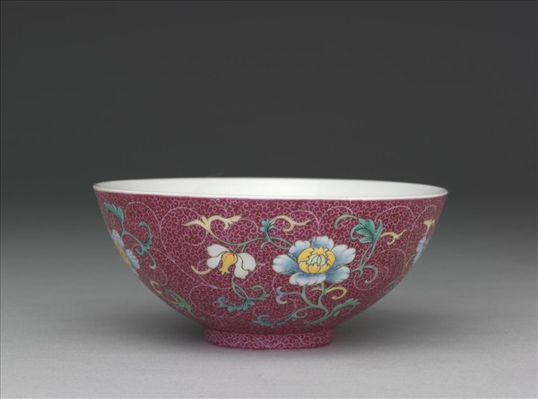 洋彩洋紅地花卉三多小碗