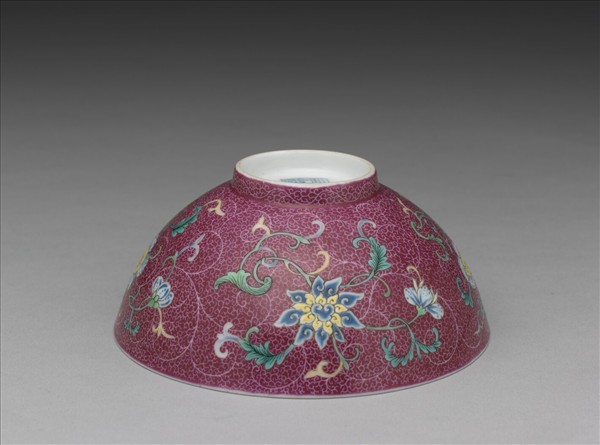 洋彩洋紅地花卉三多小碗