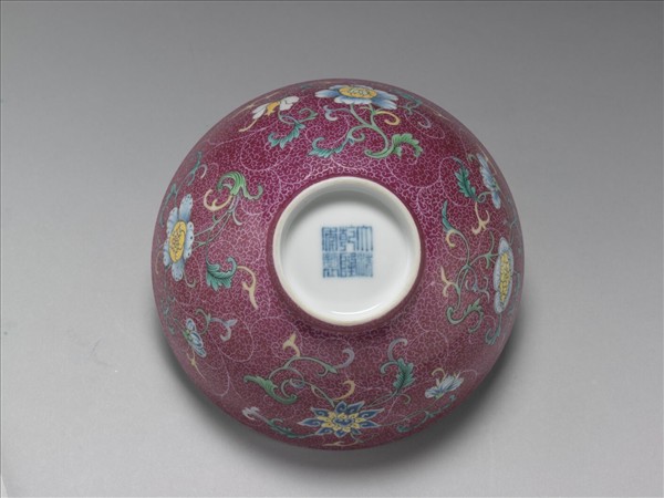 洋彩洋紅地花卉三多小碗