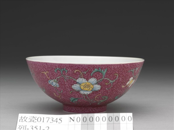 洋彩洋紅地花卉三多小碗