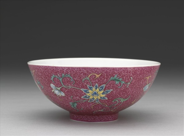 洋彩洋紅地花卉三多小碗