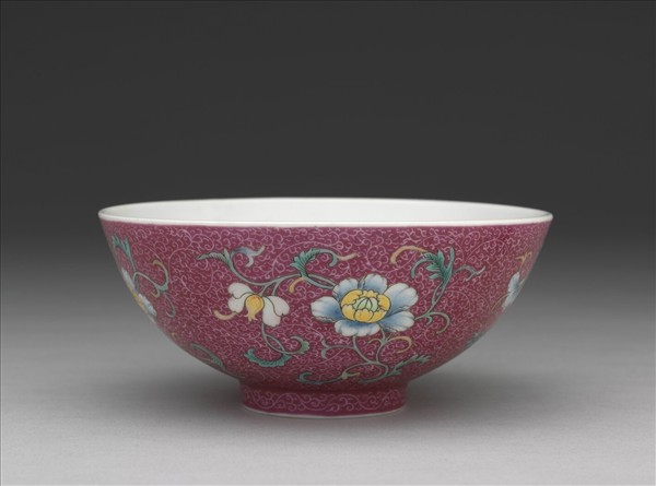 洋彩洋紅地花卉三多小碗