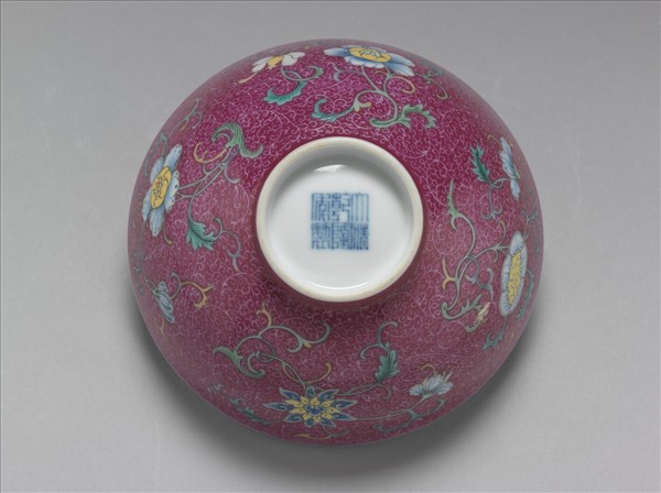 洋彩洋紅地花卉三多小碗