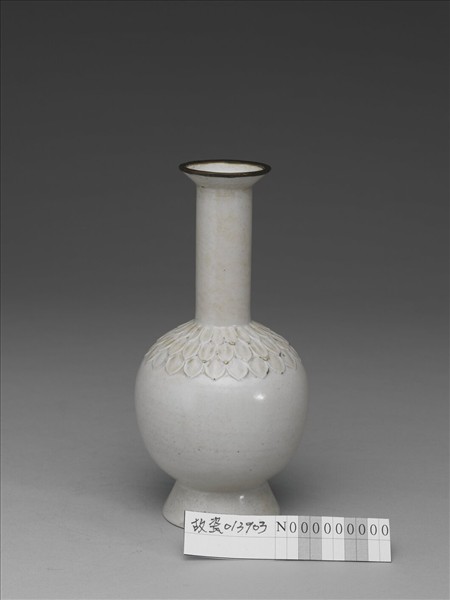 白瓷菊花紋瓶