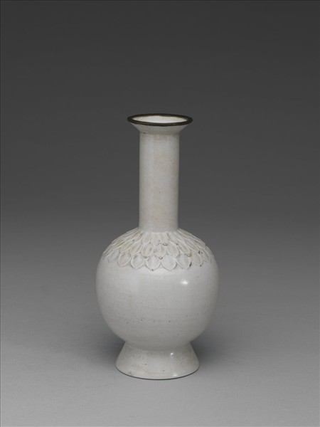 白瓷菊花紋瓶