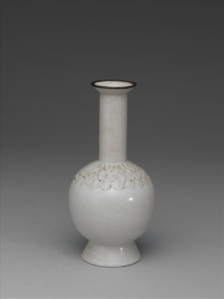 白瓷菊花紋瓶