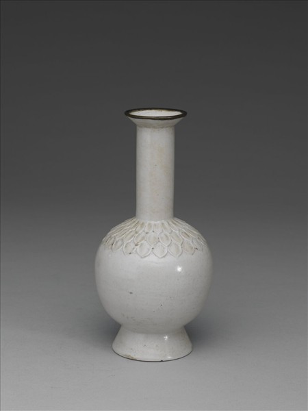 白瓷菊花紋瓶