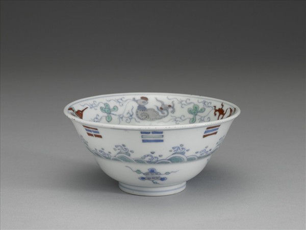 鬥彩八卦海獸紋碗